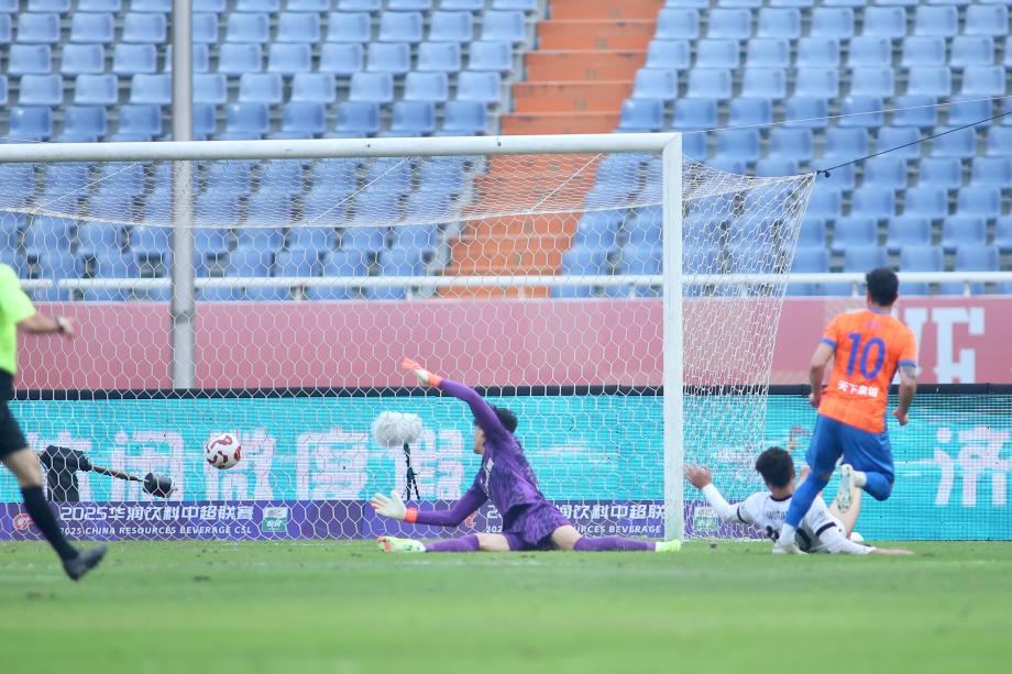 [图]卡扎伊什维利梅开二度 山东泰山降服上海海港