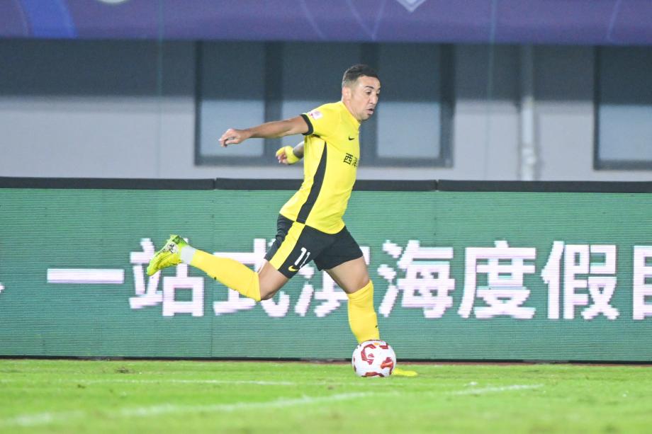 [图]戴维森梅开二度 青岛西海岸主场平成都蓉城
