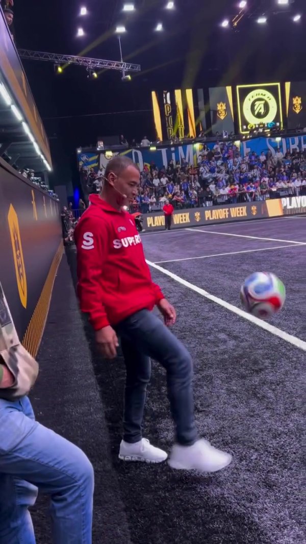 宝刀不老👍卡福国王联赛场边秀项目颠球